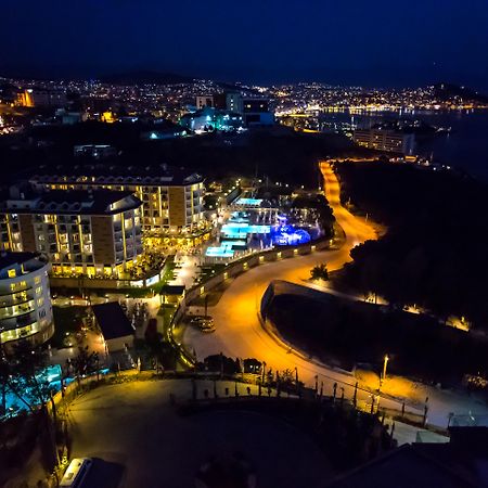 ラマダ リゾート クシャダス＆ゴルフ エクステリア 写真 Aerial view of the resort at night