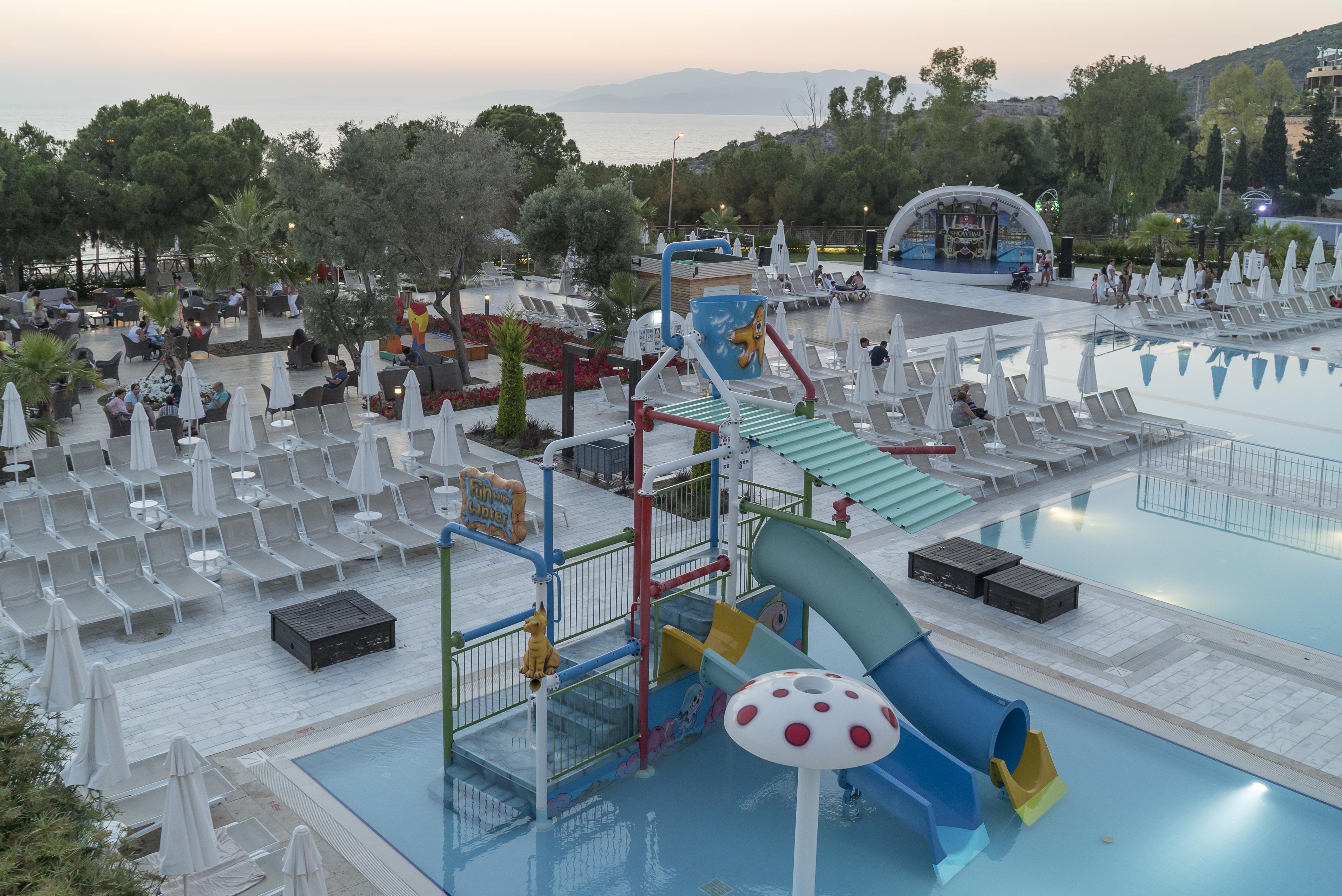 ラマダ リゾート クシャダス＆ゴルフ エクステリア 写真 The water park at the hotel