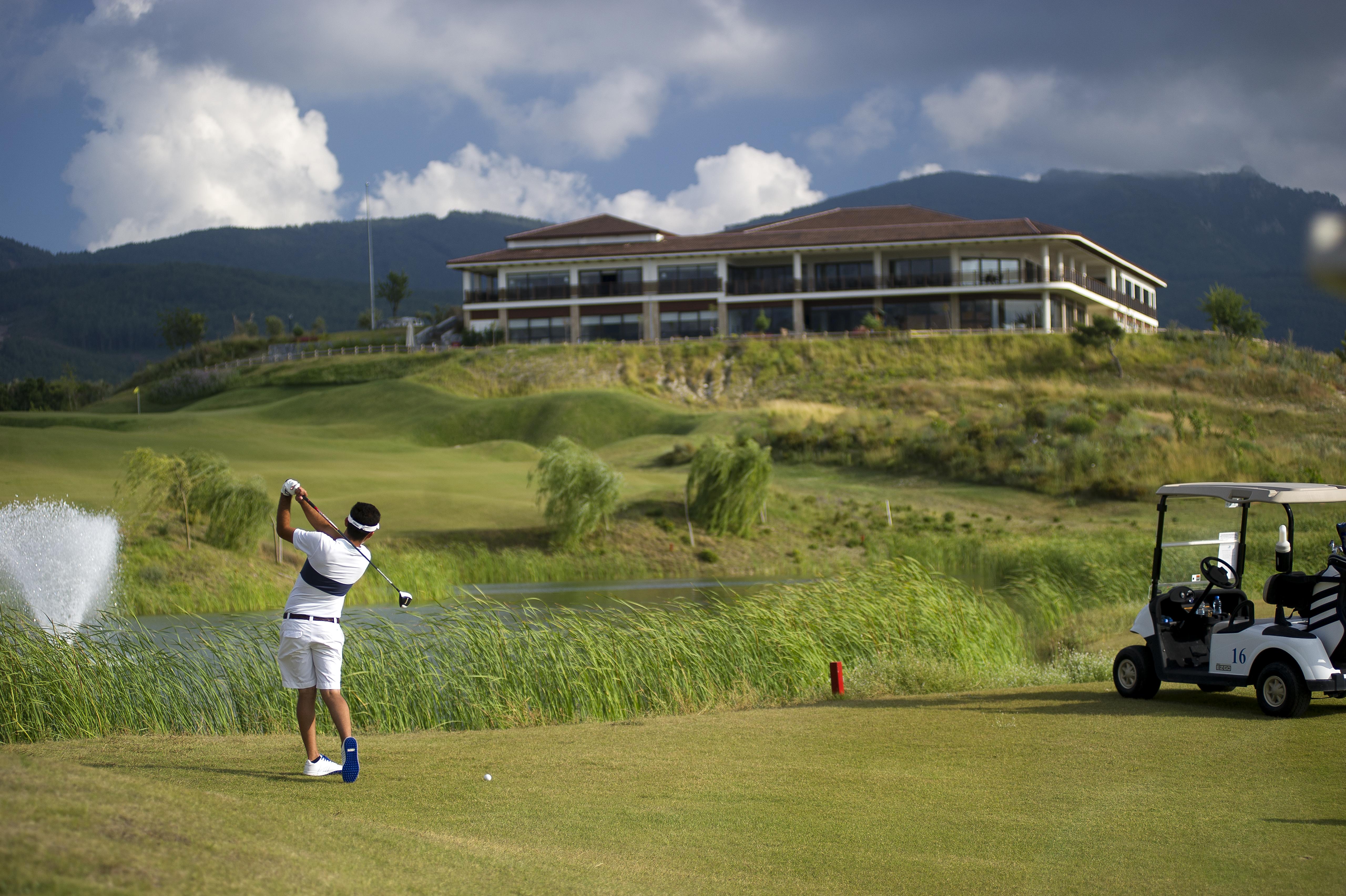 ラマダ リゾート クシャダス＆ゴルフ エクステリア 写真 Golf course in Lima, Peru