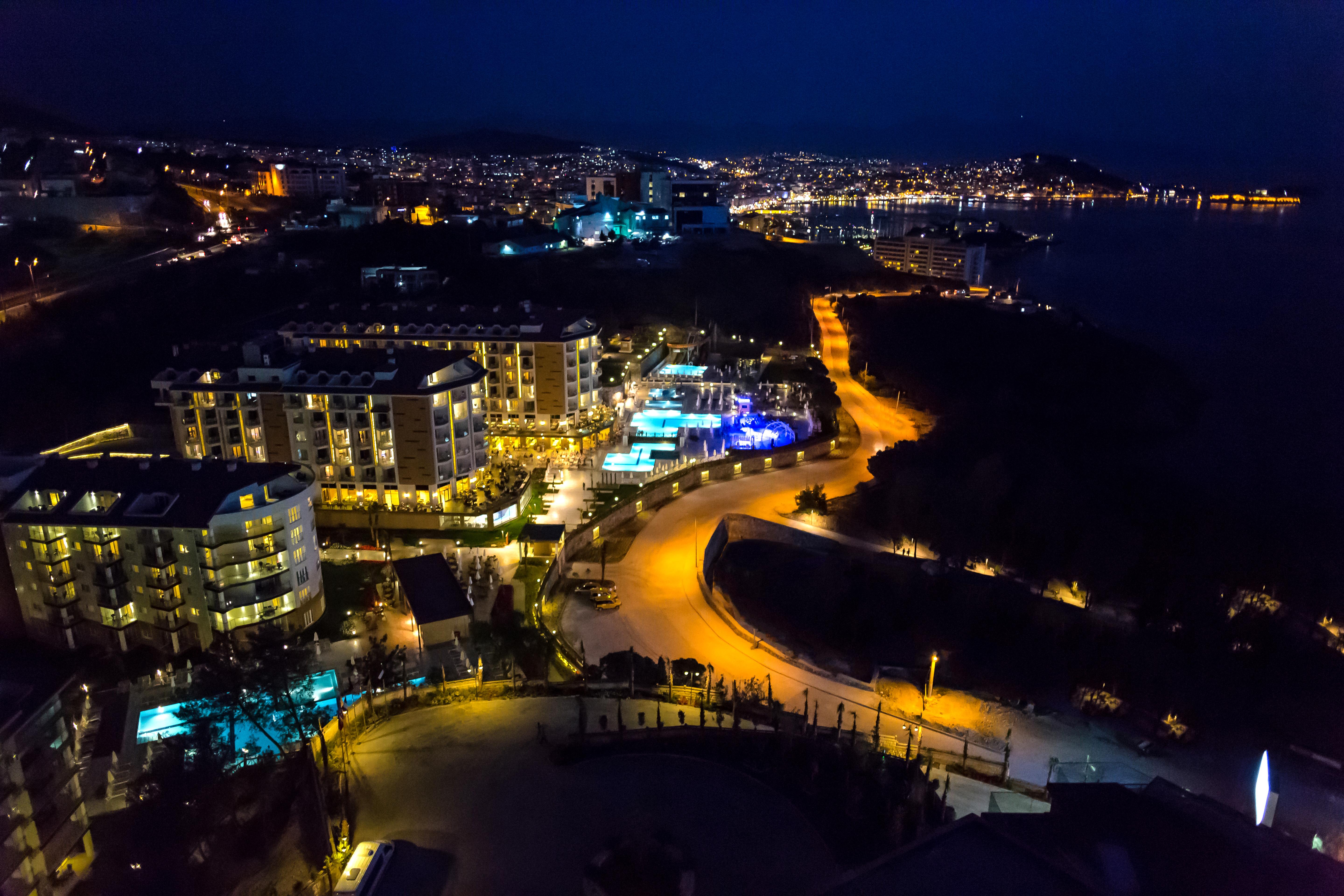 ラマダ リゾート クシャダス＆ゴルフ エクステリア 写真 Aerial view of the resort at night
