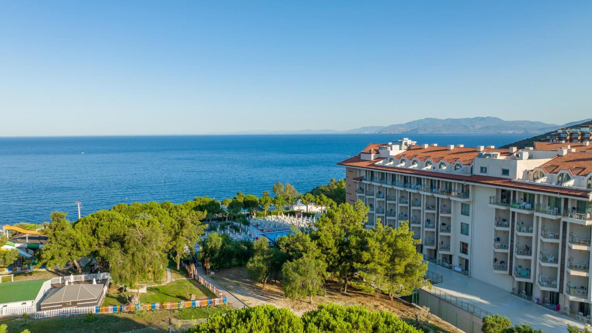ラマダ リゾート クシャダス＆ゴルフ エクステリア 写真 A view of the Aegean Sea from the resort