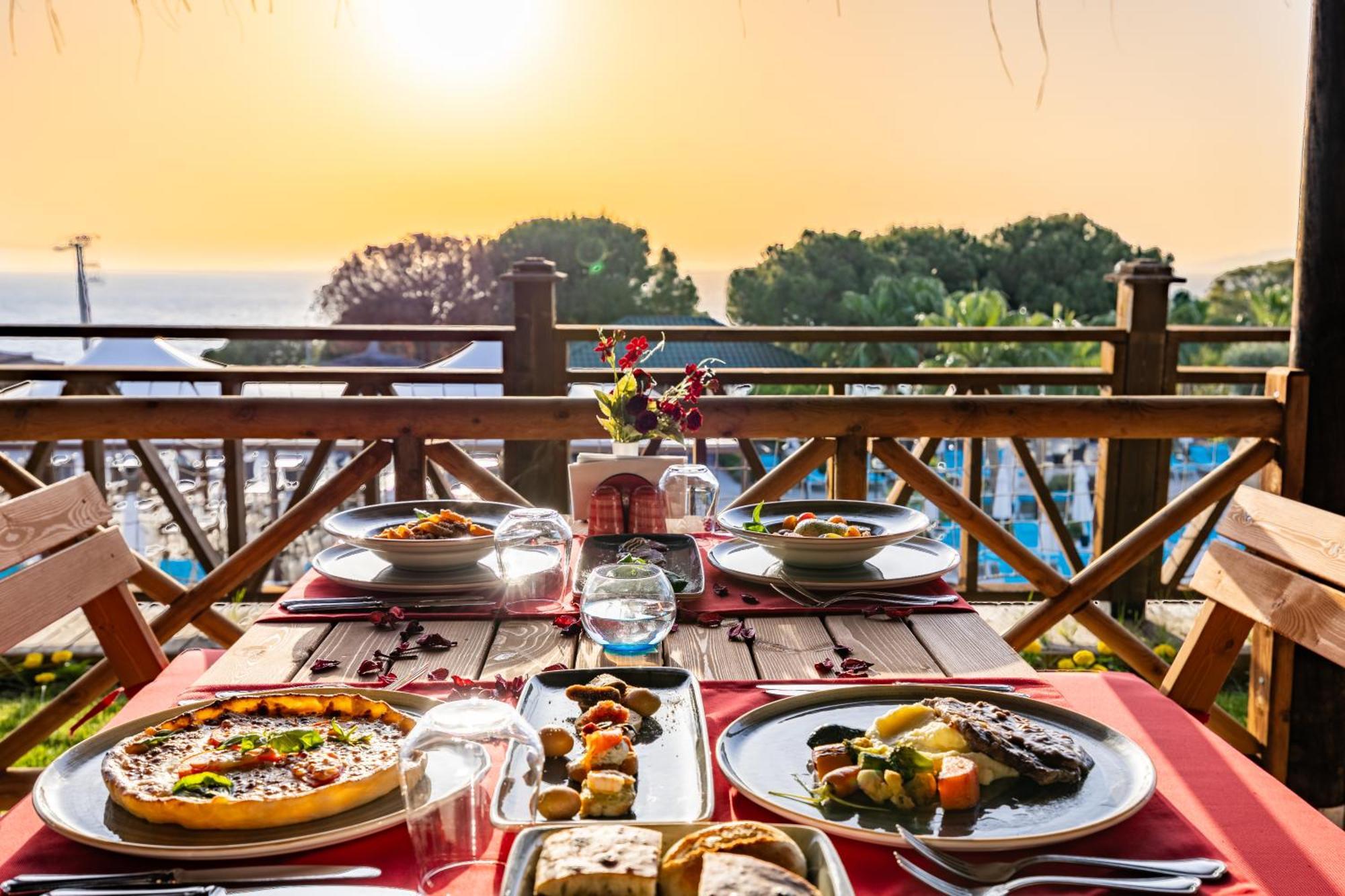 ラマダ リゾート クシャダス＆ゴルフ エクステリア 写真 A typical dinner at the resort