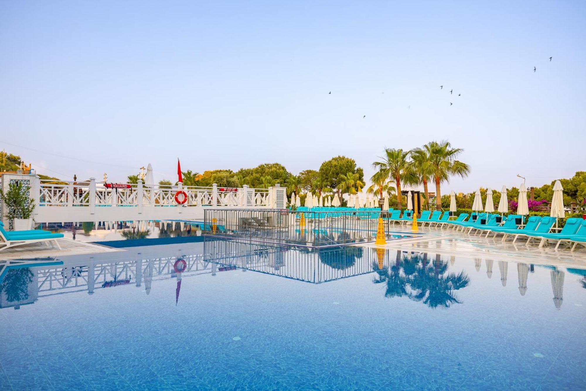 ラマダ リゾート クシャダス＆ゴルフ エクステリア 写真 A swimming pool at a hotel in Turkey
