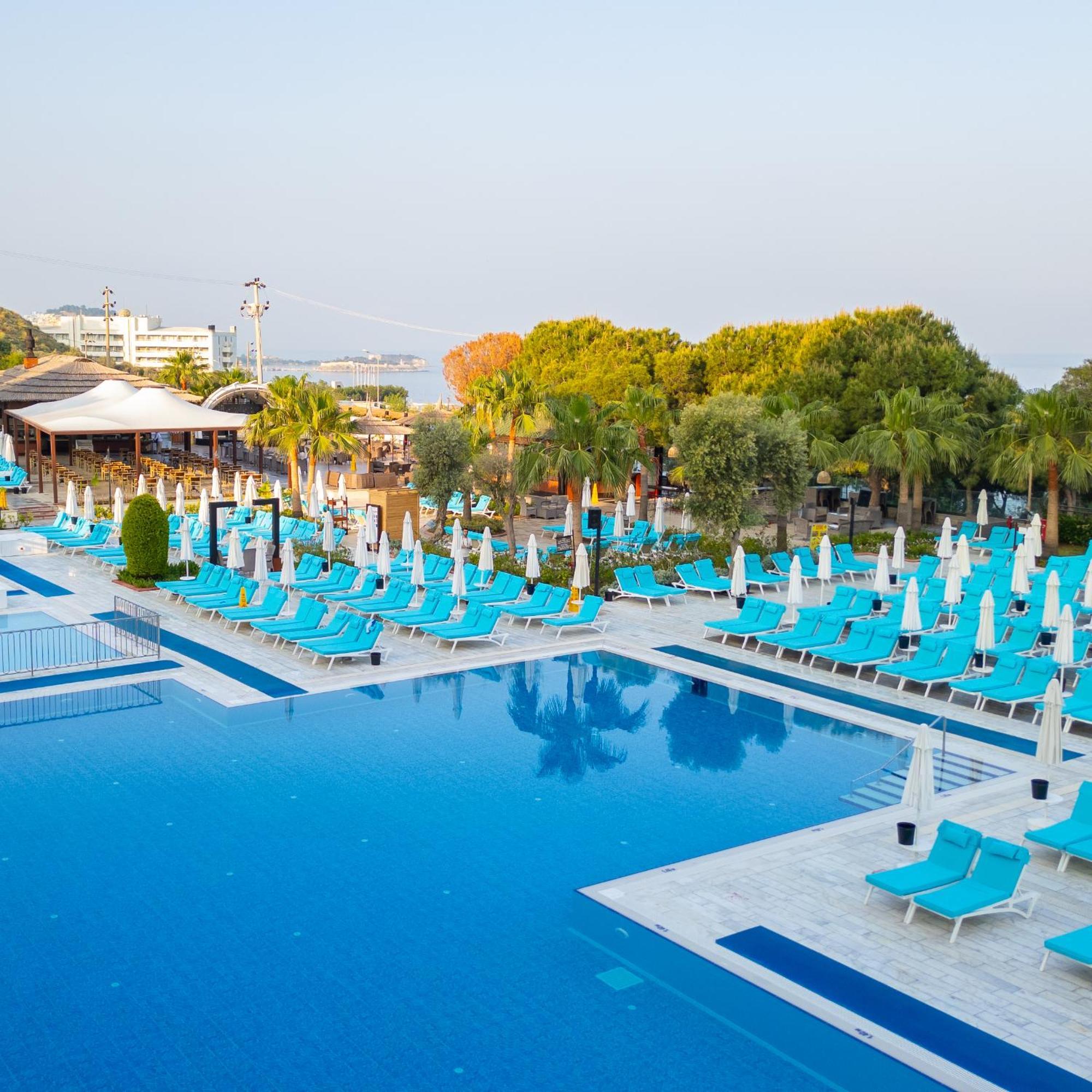 ラマダ リゾート クシャダス＆ゴルフ エクステリア 写真 Pool at the hotel