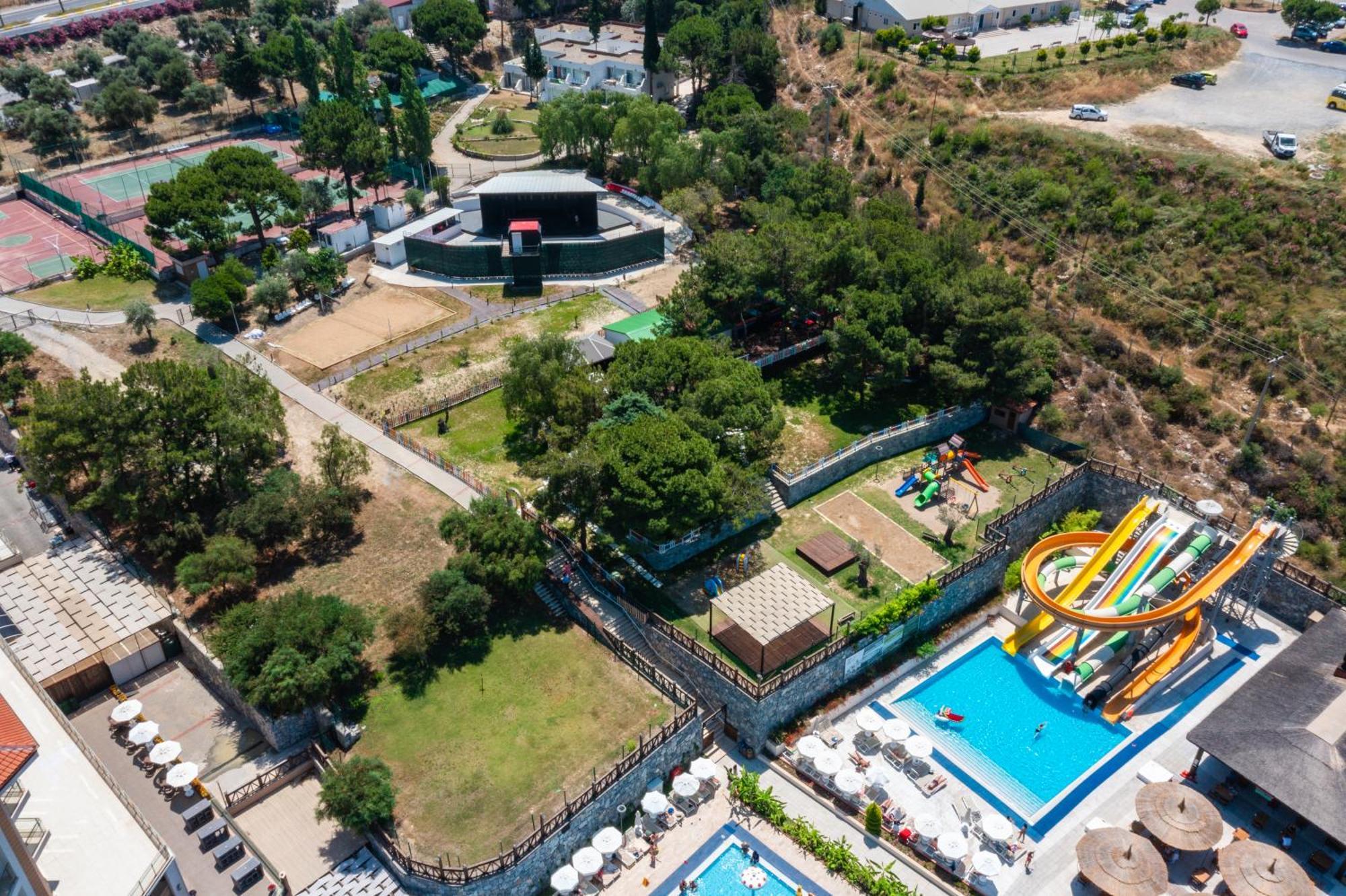 ラマダ リゾート クシャダス＆ゴルフ エクステリア 写真 Aerial view of the park