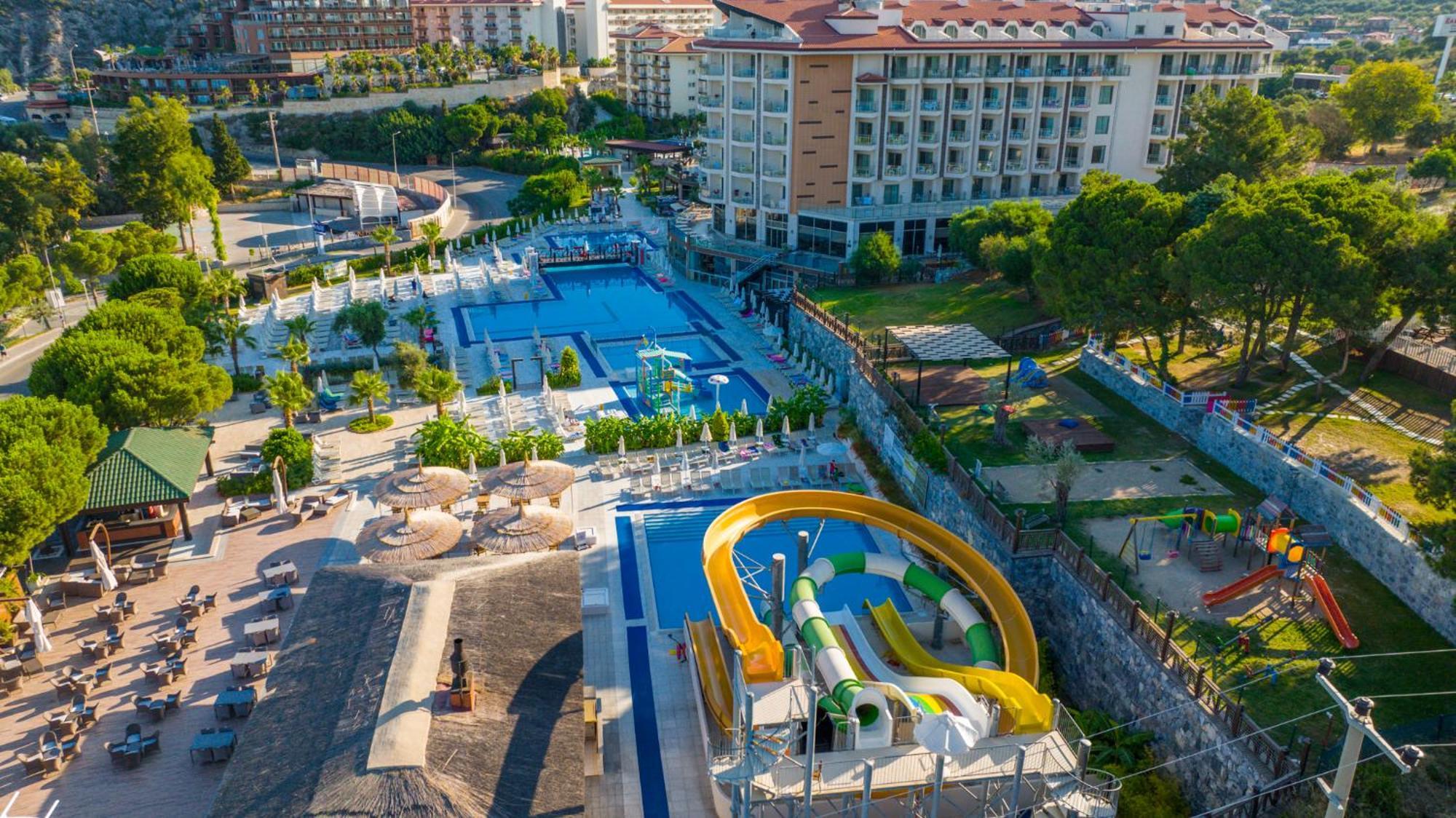 ラマダ リゾート クシャダス＆ゴルフ エクステリア 写真 Aerial view of the water park