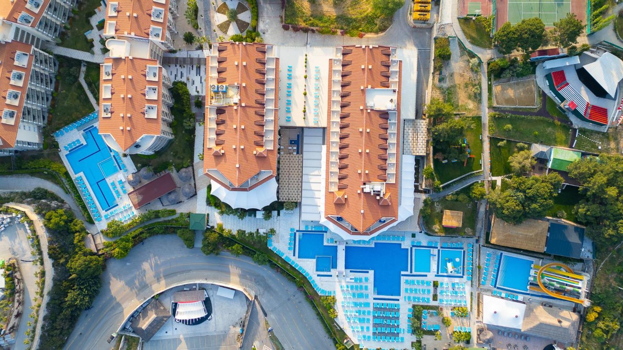 ラマダ リゾート クシャダス＆ゴルフ エクステリア 写真 Aerial view of the hotel