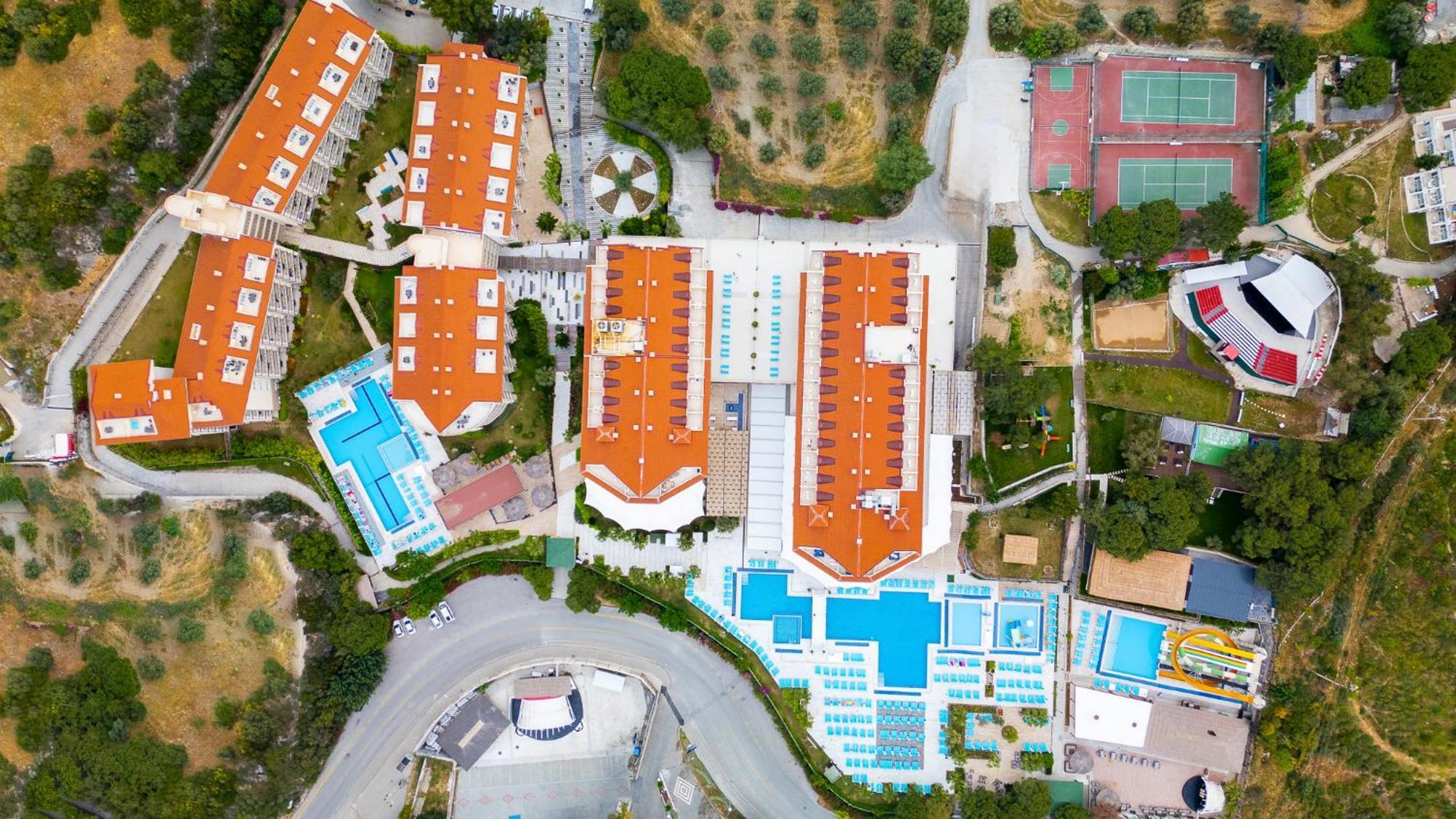 ラマダ リゾート クシャダス＆ゴルフ エクステリア 写真 Aerial view of the hotel