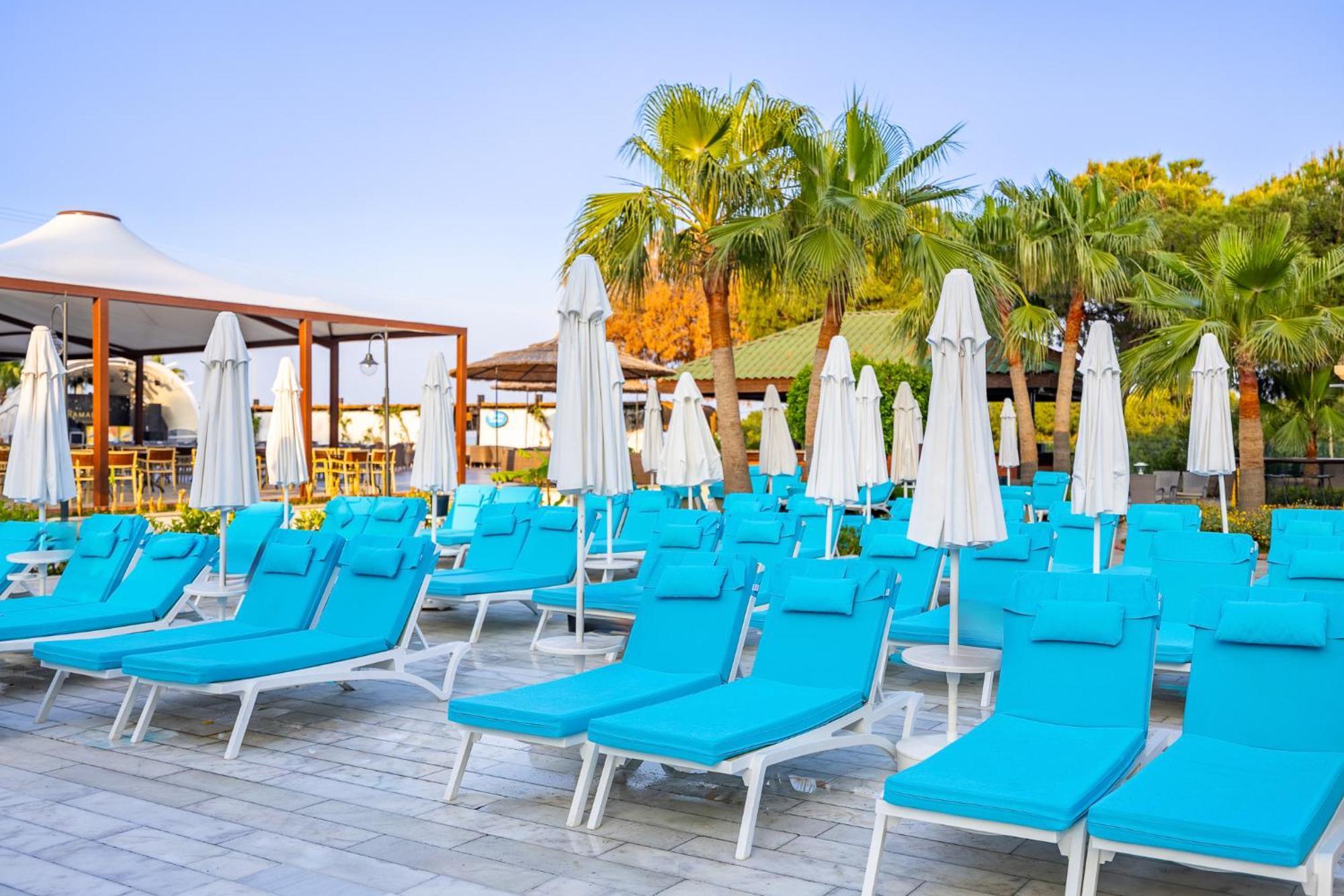 ラマダ リゾート クシャダス＆ゴルフ エクステリア 写真 Sunloungers at a resort in Turkey