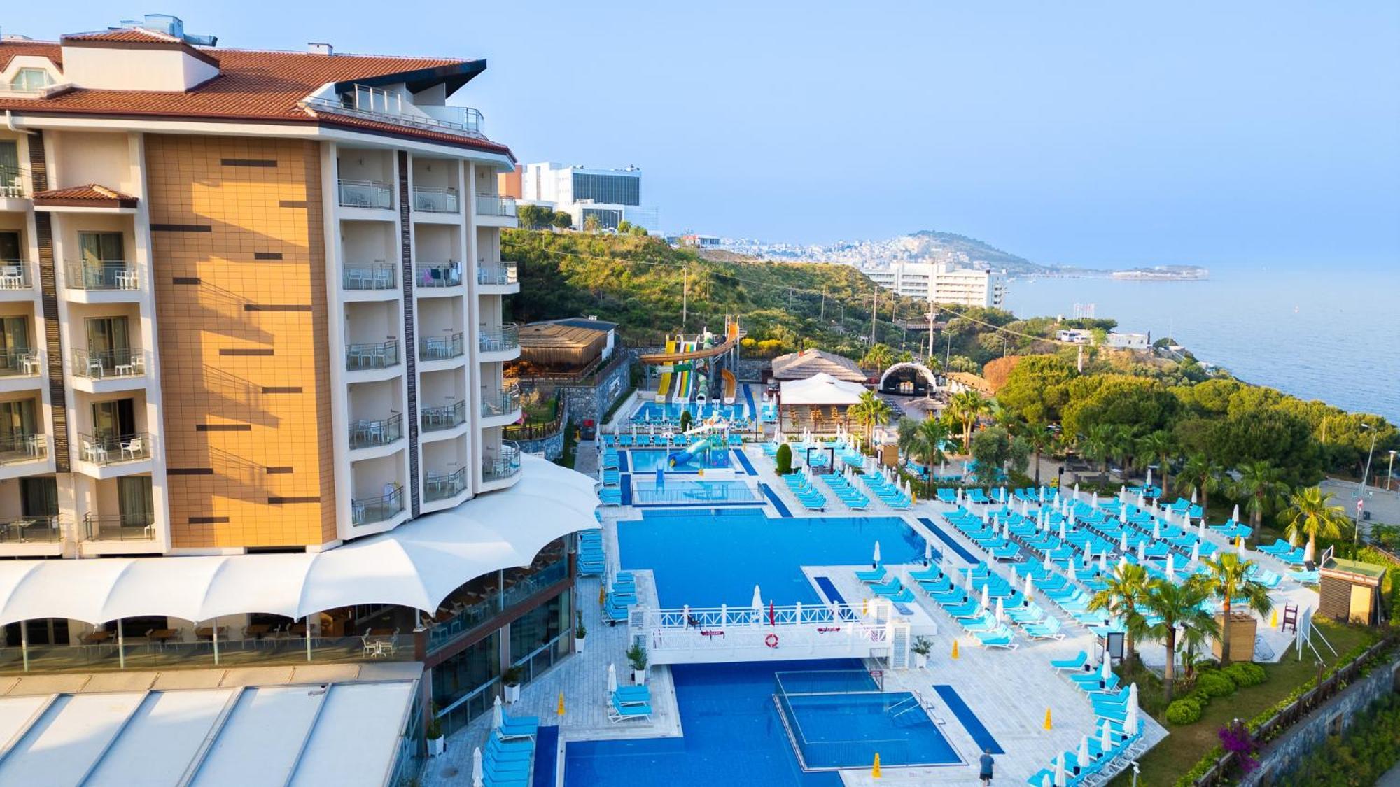 ラマダ リゾート クシャダス＆ゴルフ エクステリア 写真 A view of the hotel