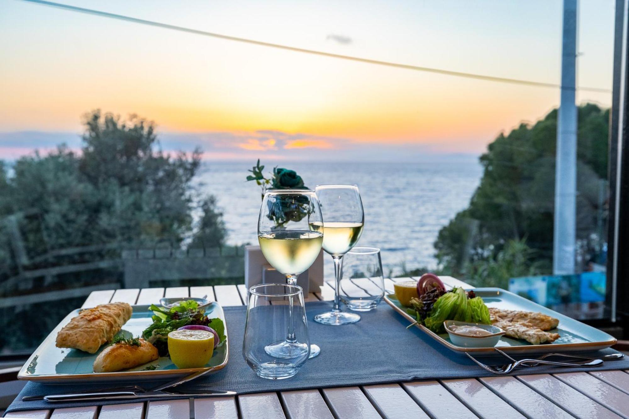 ラマダ リゾート クシャダス＆ゴルフ エクステリア 写真 Sunset at the restaurant