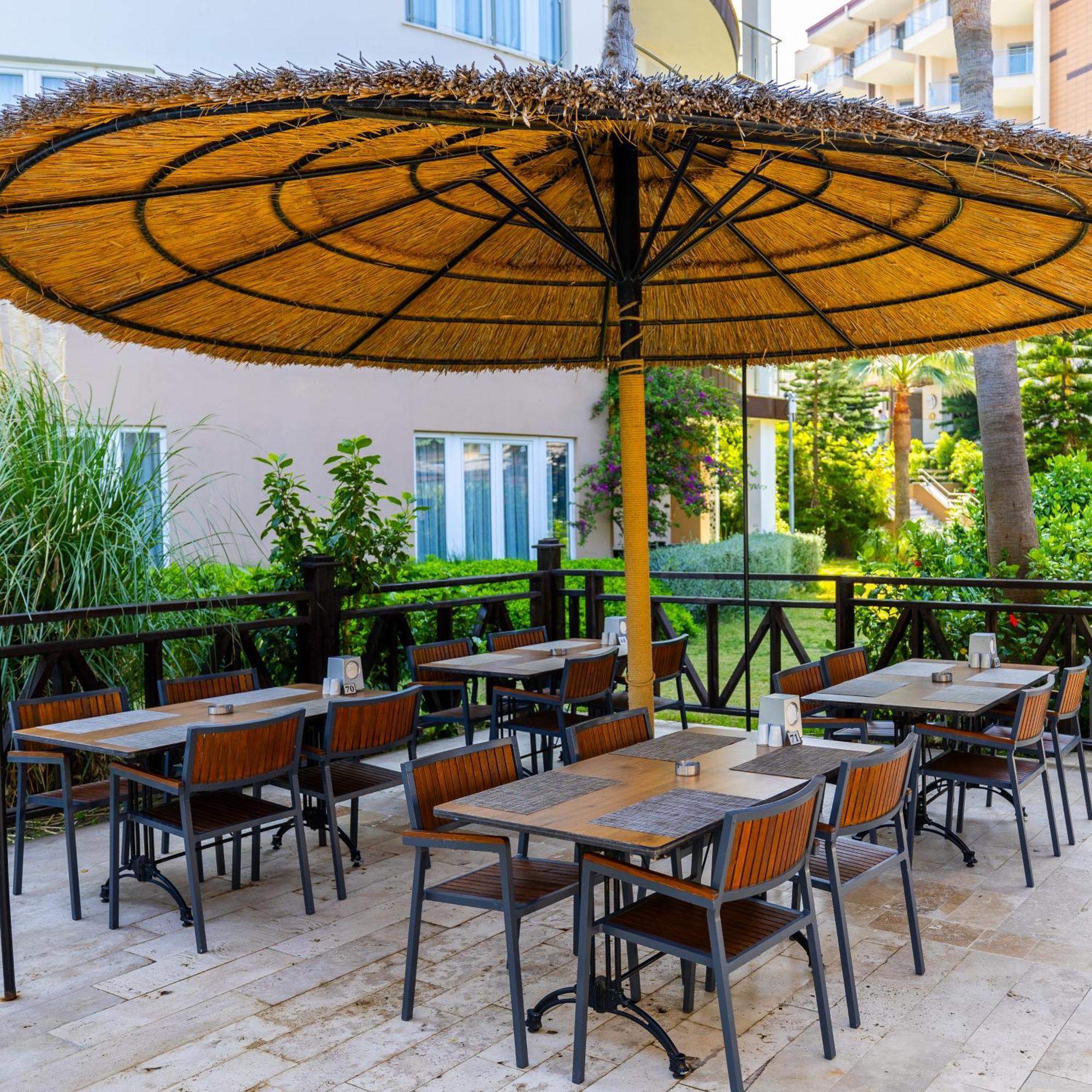 ラマダ リゾート クシャダス＆ゴルフ エクステリア 写真 A restaurant in Turkey